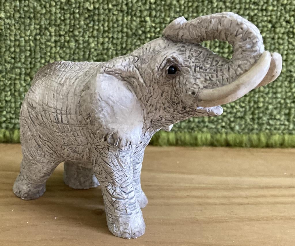 Olifant aardewerk grijs/wit met reliëf en slurf omhoog, Ophalen of Verzenden, Zo goed als nieuw, Wild dier, Beeldje of Figuurtje