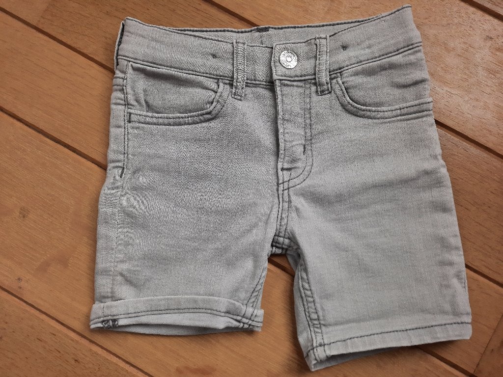 H&M spijker bermuda korte broek licht grijs maat 98 - nieuw, Kinderen en Baby's, Kinderkleding | Maat 98, Broek, H&M, Nieuw, Ophalen of Verzenden