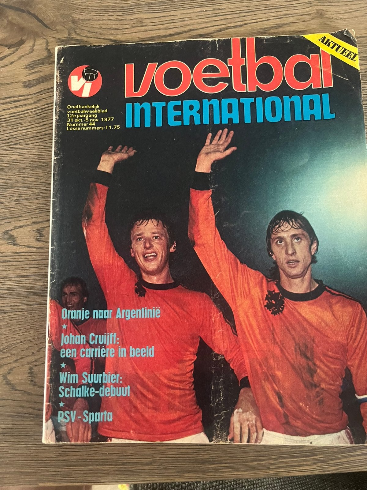 OUDE VOETBAL INTERNATIONAL 1977 MET OA JOHAN CRUIJFF, Ophalen of Verzenden, Zo goed als nieuw, Ajax, Boek of Tijdschrift