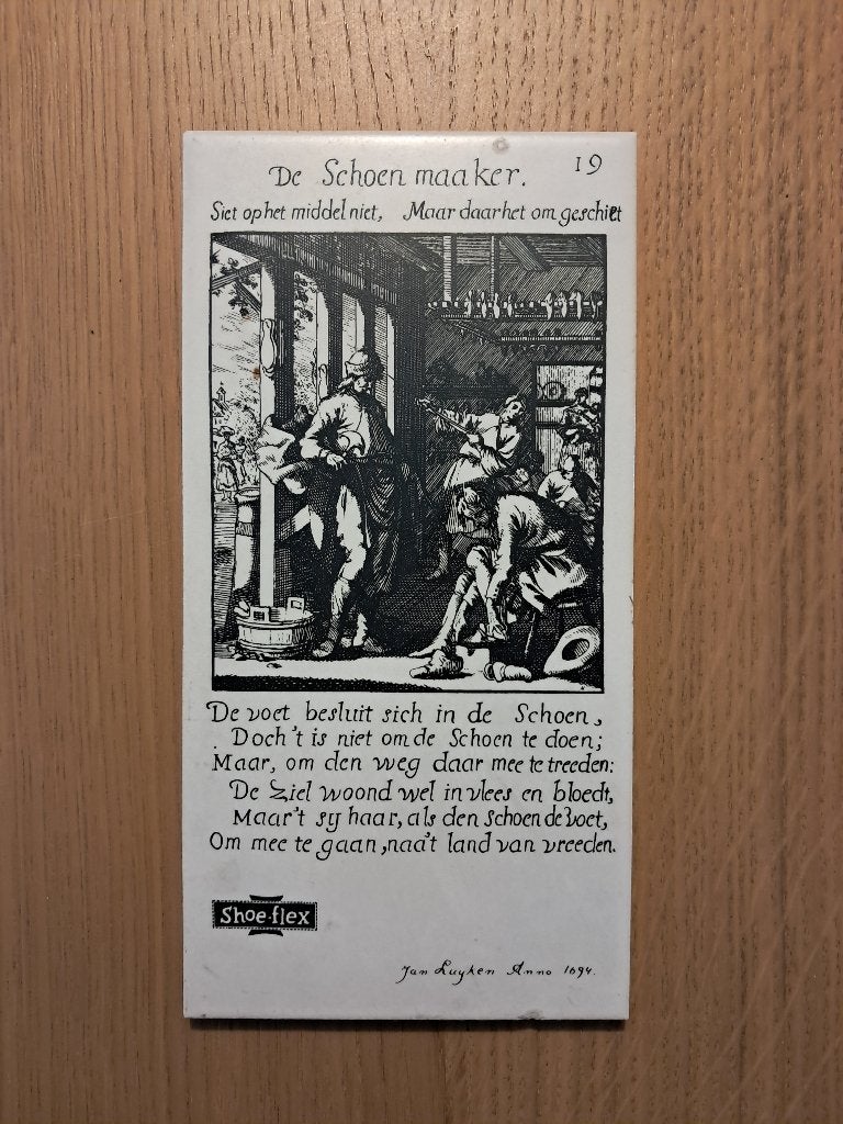 Vintage tegel Shoe-Flex 'De Schoen maaker' - Jan Luyken 1694, Ophalen, Gebruikt, Reclamebord