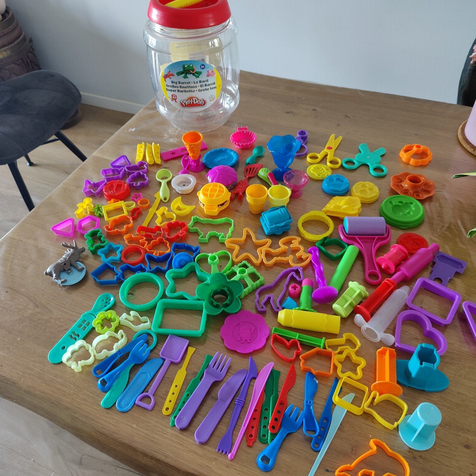 Grote ton met kleivormpjes, Ophalen of Verzenden