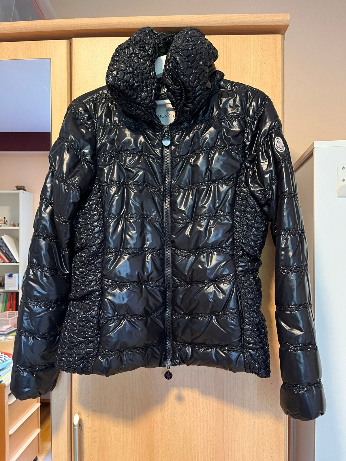 Zwarte glimmende getailleerde Moncler jas maat 3, Ophalen of Verzenden, Zo goed als nieuw, Zwart