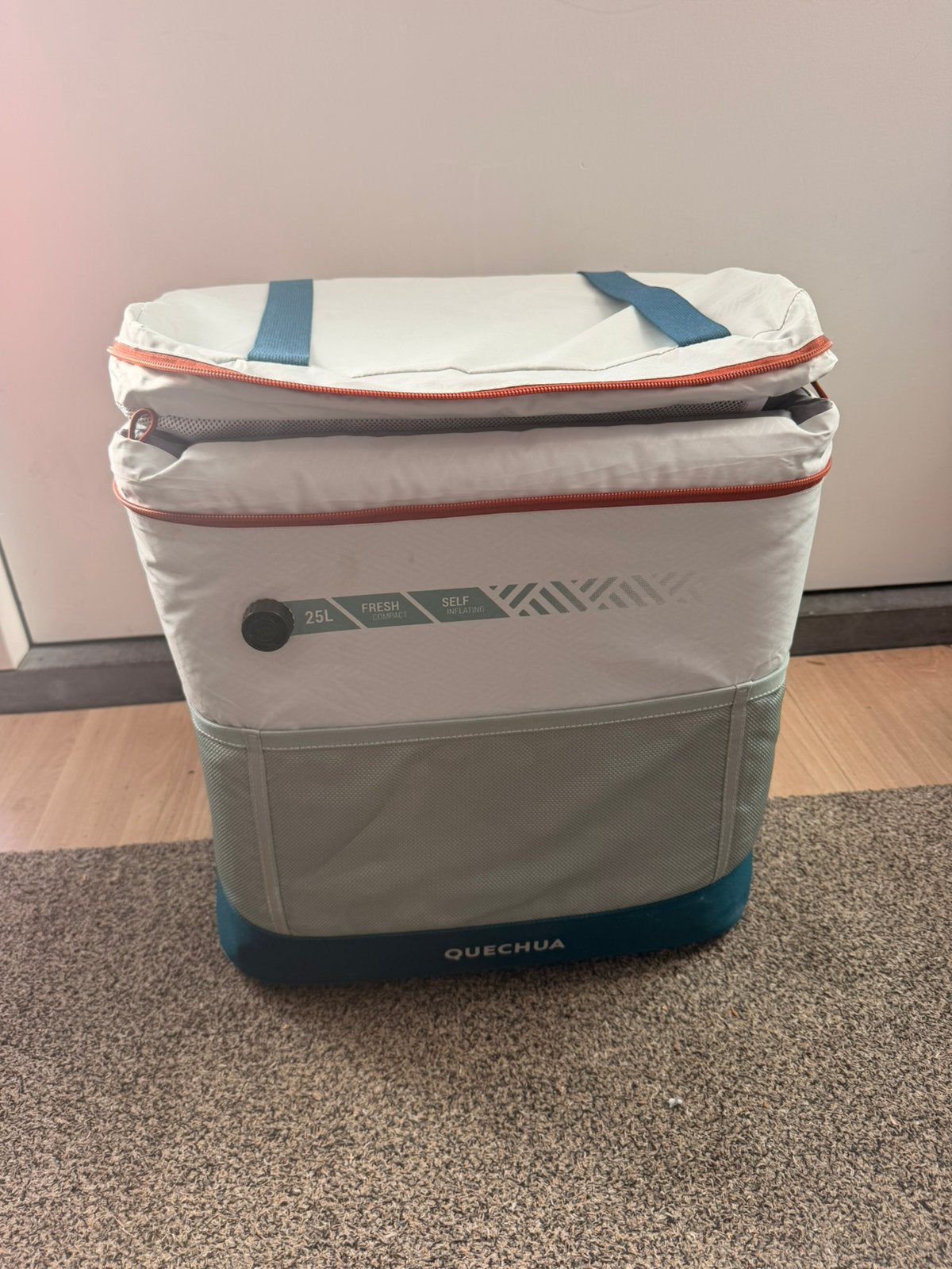 Decathlon Quechua zelfopblazende koeltas 25 liter, Ophalen of Verzenden, Zo goed als nieuw, Koeltas, Koelelement