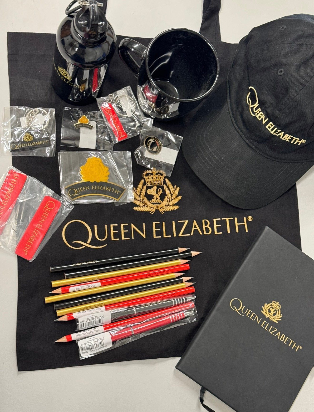 Queen elizabeth II 2 - Pakket, tas pet mok bidon pins boek, Nieuw, Ophalen of Verzenden, H, H