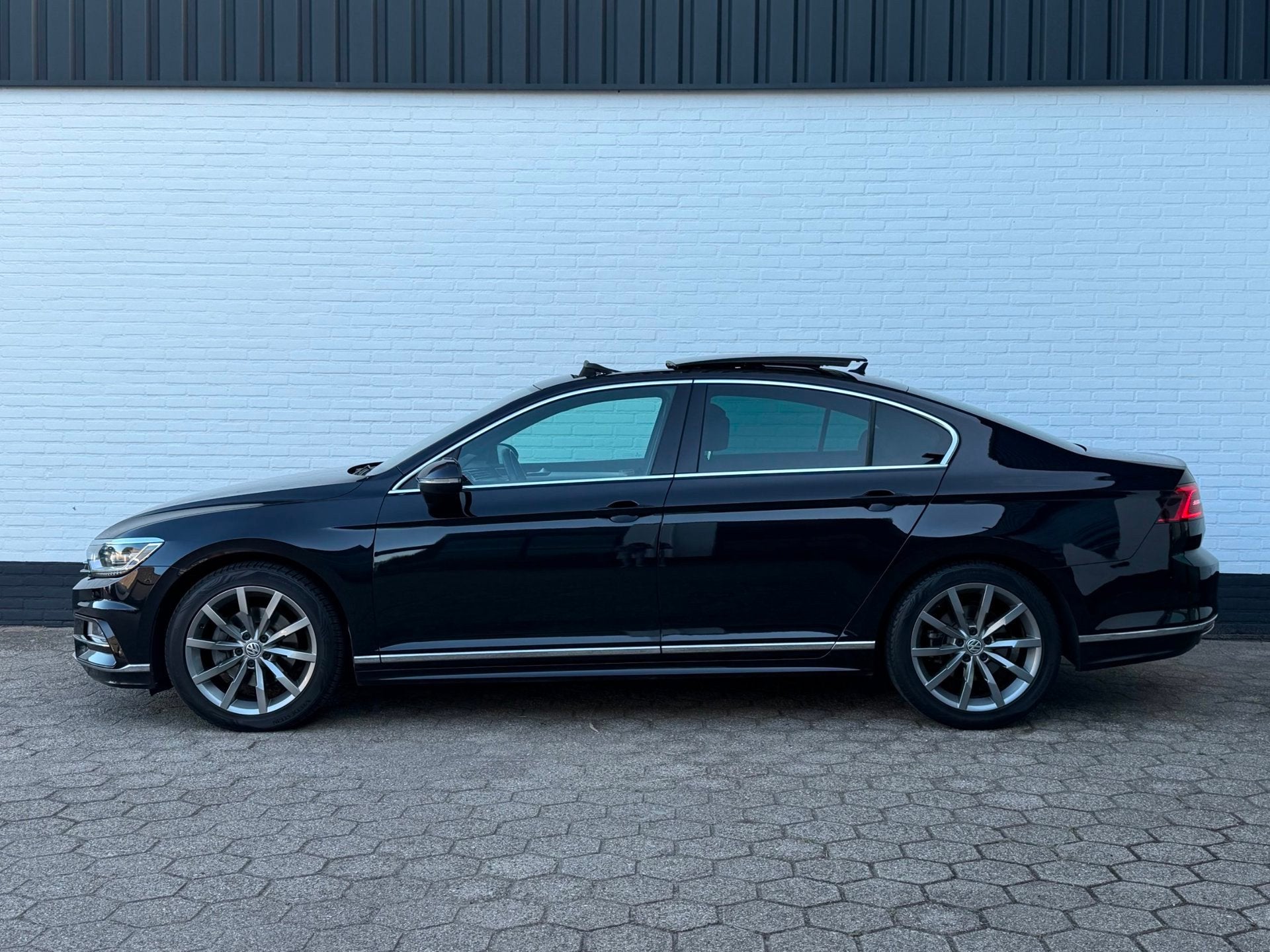 Volkswagen Passat 1.4 TSI DSG Highline R-Line PANO l VIRTUAL, Gebruikt, 4 cilinders, Zwart, 1600 kg