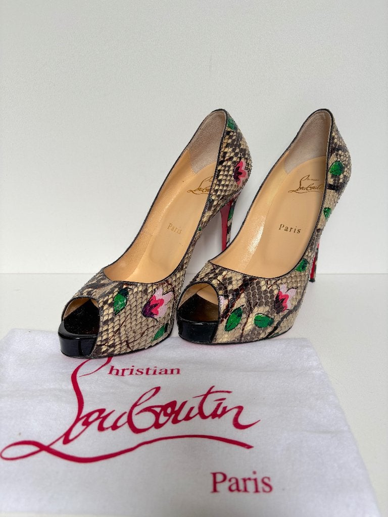 CHRISTIAN LOUBOUTIN Snake bloemen heels hakjes  Maat 37, Kleding | Dames, Schoenen, Zo goed als nieuw, Pumps, Overige kleuren