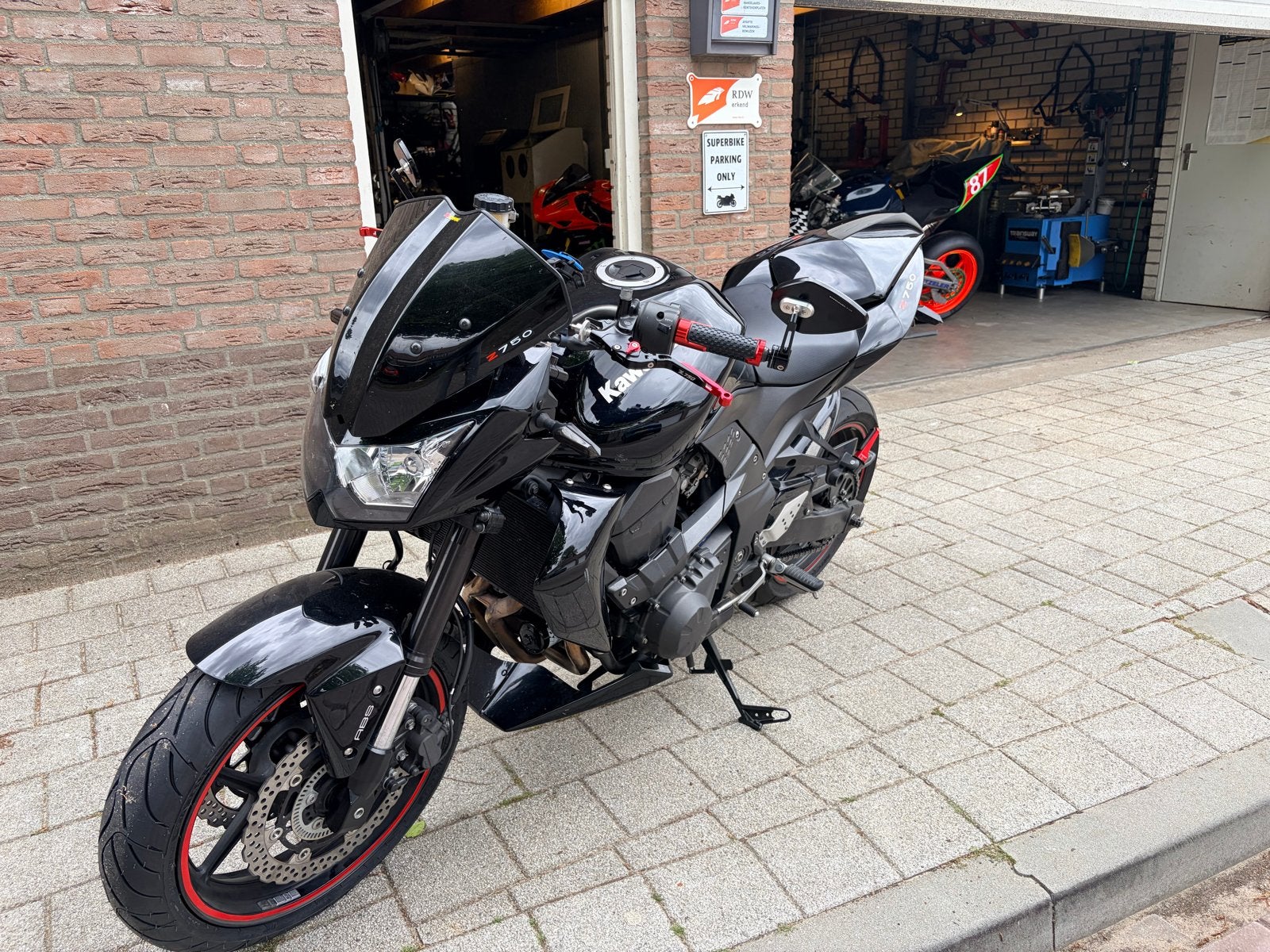 Kawasaki Z750 (2008) met Akrapovic uitlaat, 750 cc, Sportuitlaat, 4 cilinders, Motorrijbewijs A