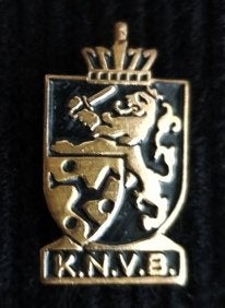 K.N.V.B. speld- zwart gelakt, Verzenden, Nieuw, Sport, Speldje of Pin