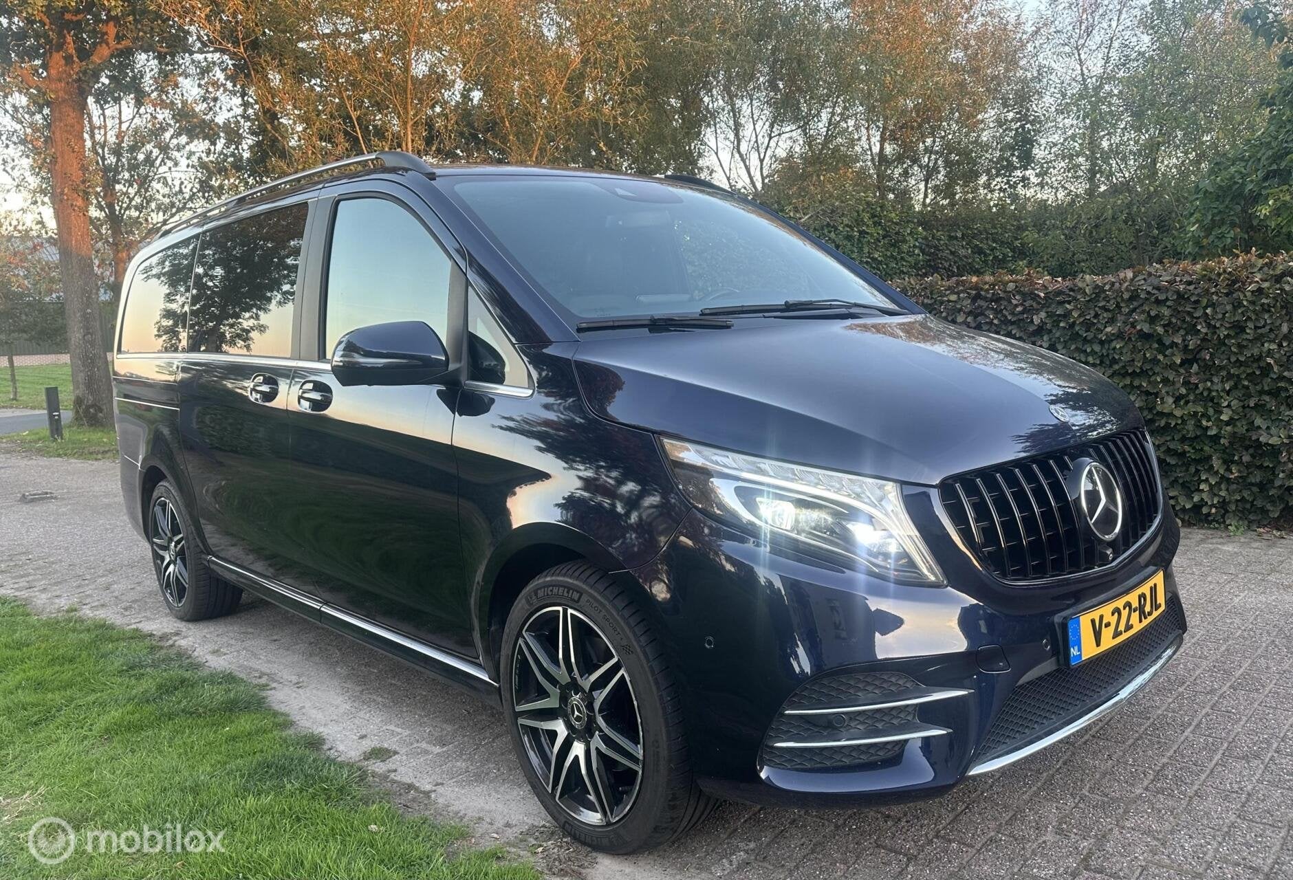 Foto 4 van Mercedes V-klasse 250d 4-MATIC PANO DC AMG Exclusive MARGE