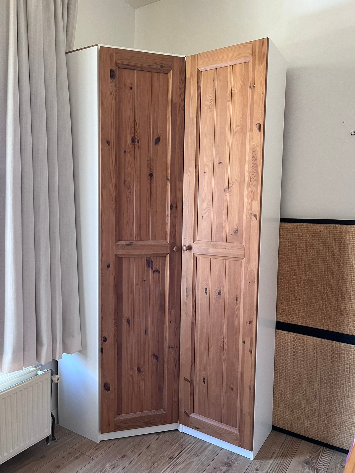 Mooie hoge Pax hoekkast met houten deuren, Huis en Inrichting, Kasten | Kledingkasten, Zo goed als nieuw, 200 cm of meer, 100 tot 150 cm