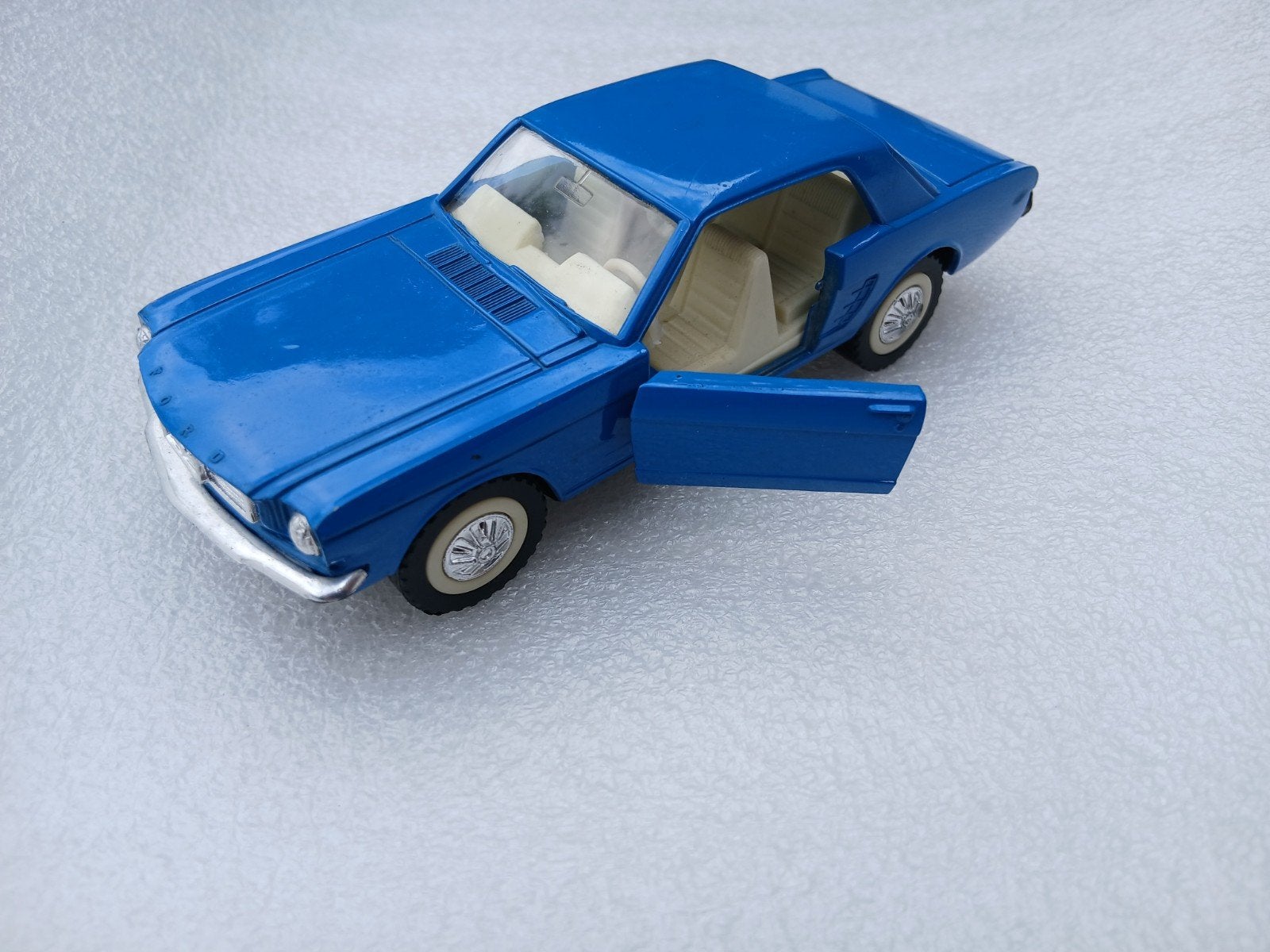 Mustang 1/32 modelauto + 5x tijdschrift., Hobby en Vrije tijd, Modelauto's | 1:32, Ophalen of Verzenden, Gebruikt, Auto, Overige merken