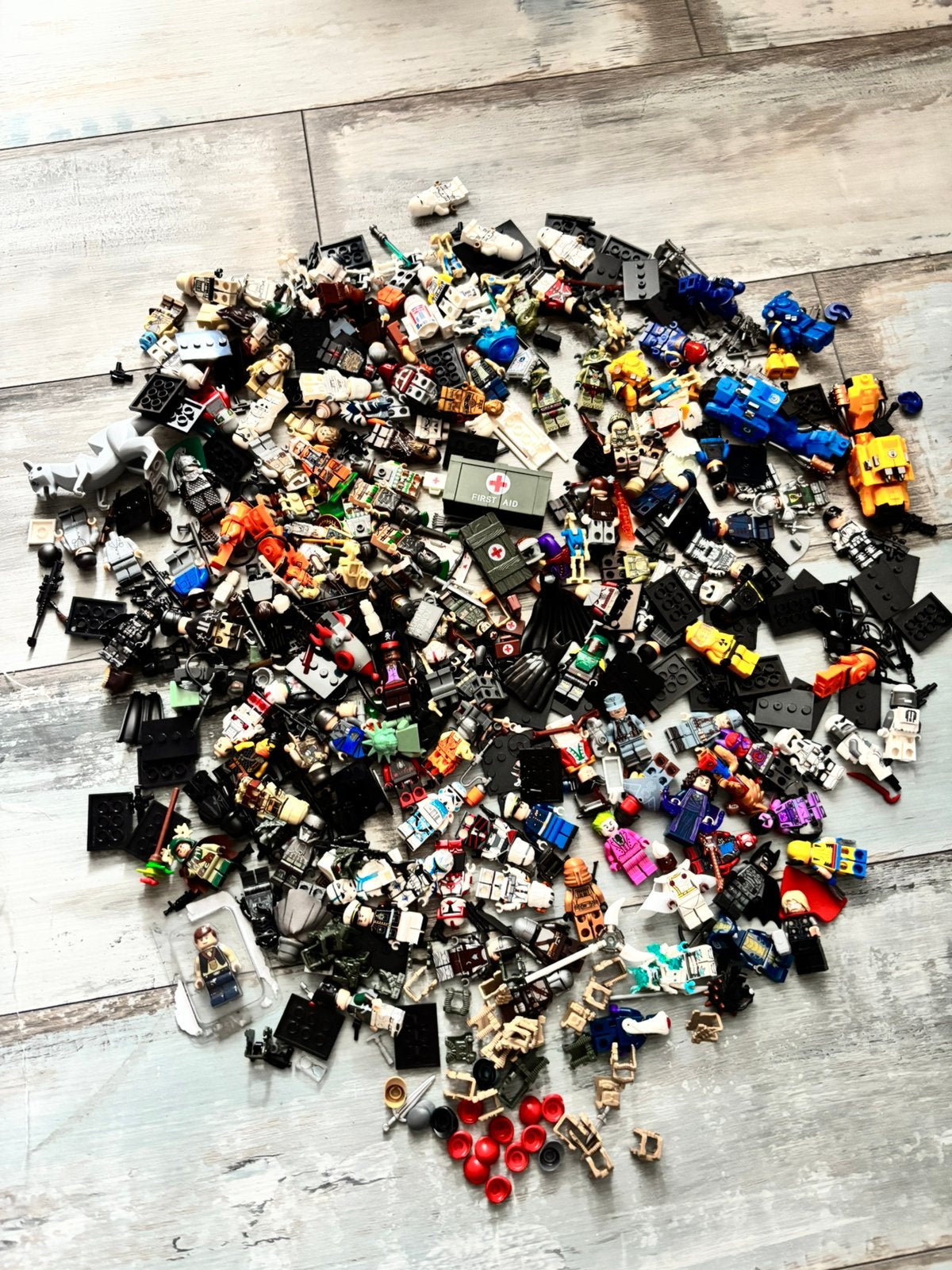 Groot kavel origineel en nep minifiguren lego, Verzenden, Zo goed als nieuw, Minifiguur