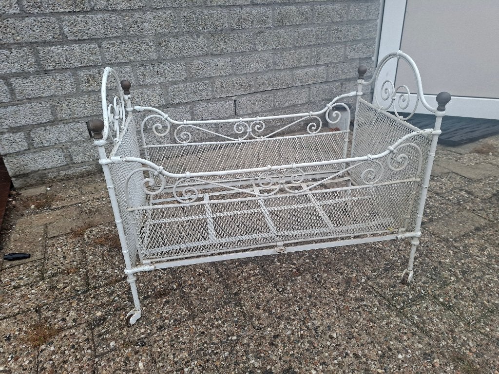 antiek gietijzeren frans poppenbed met koperen knoppen, Ophalen of Verzenden
