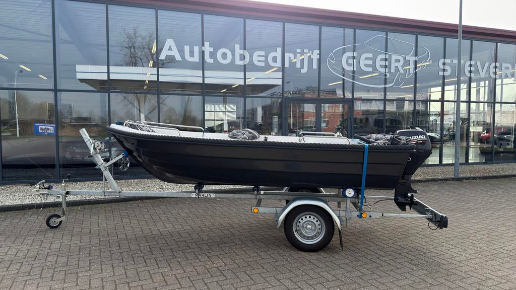 Stijlvolle Zwart Sloepje met Suzuki Buitenboordmotor, Ophalen, Zo goed als nieuw, Minder dan 10 pk, Tot 6 meter