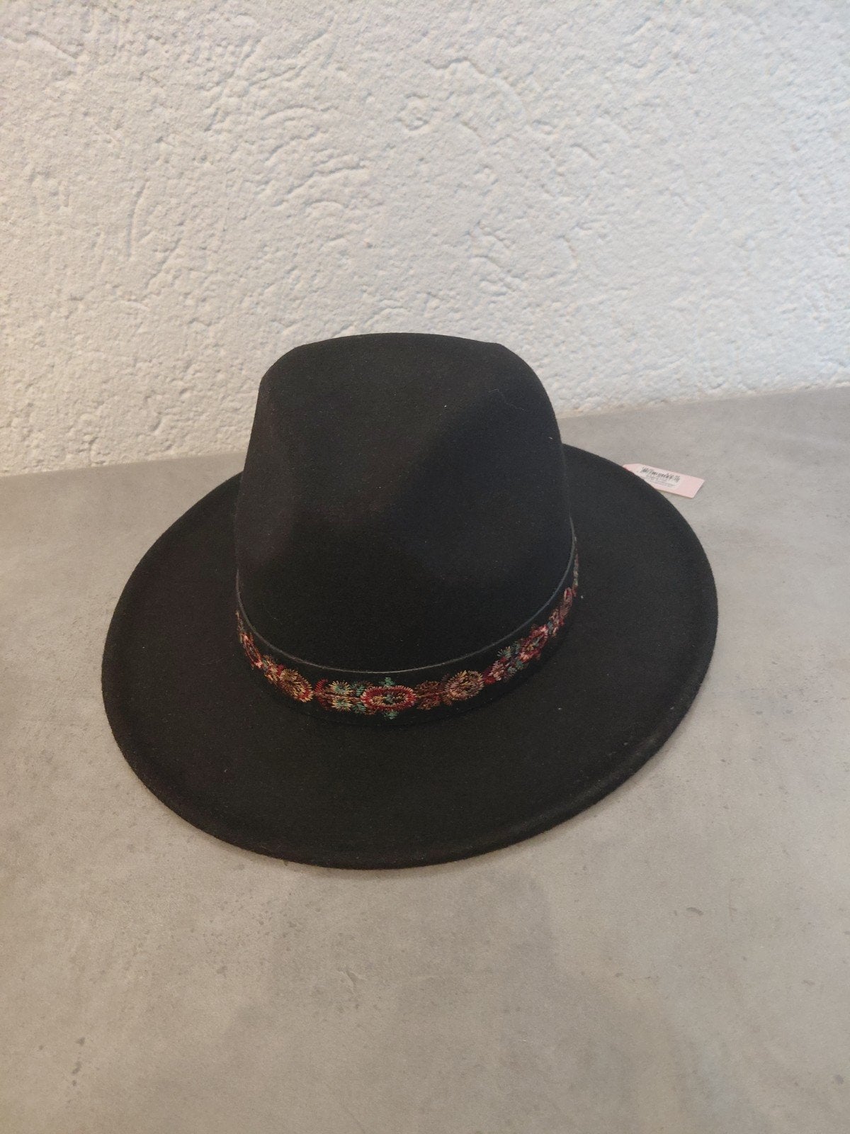 Zwarte hoed met geborduurde band - Nieuw!, Ophalen, Nieuw, One size fits all, Hoed