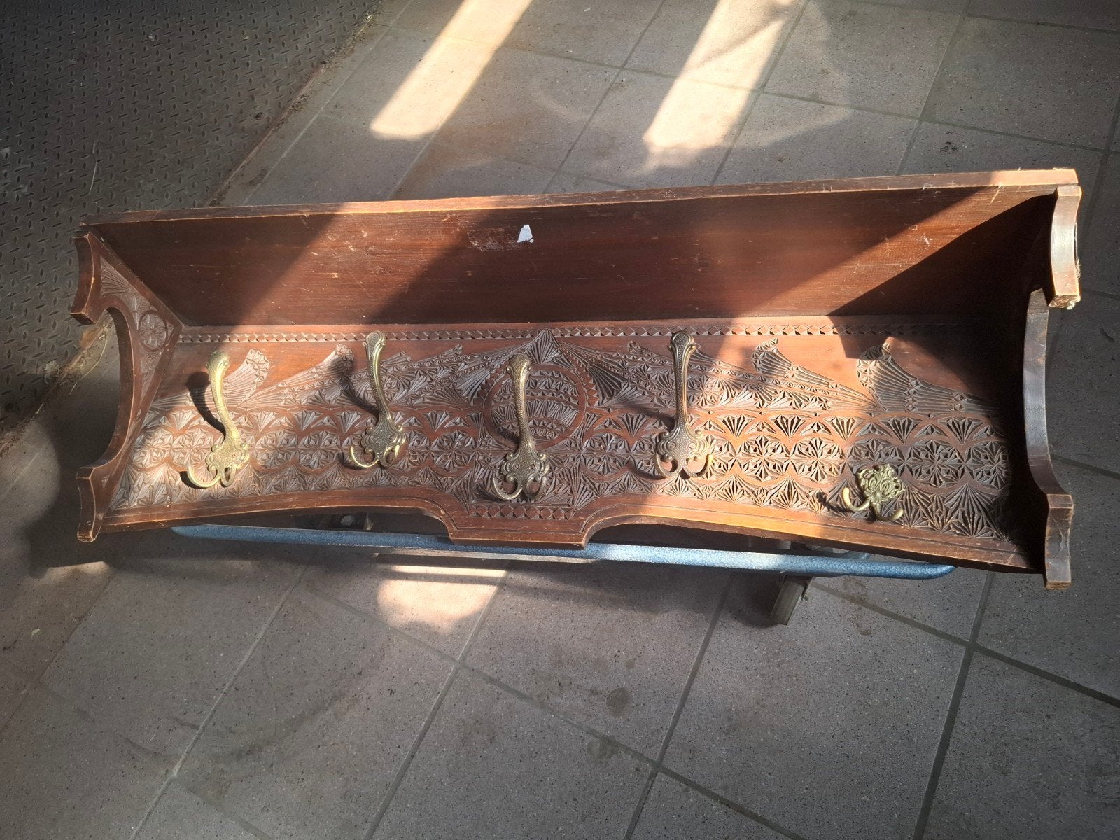 Antieke houten wandkapstok met koperen haken, 101cm, Antiek en Kunst, Ophalen