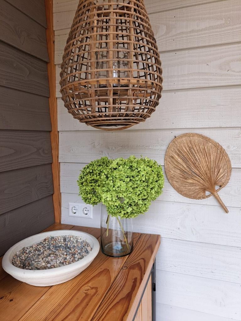 Gedroogde hortensia's in vaas, Ophalen