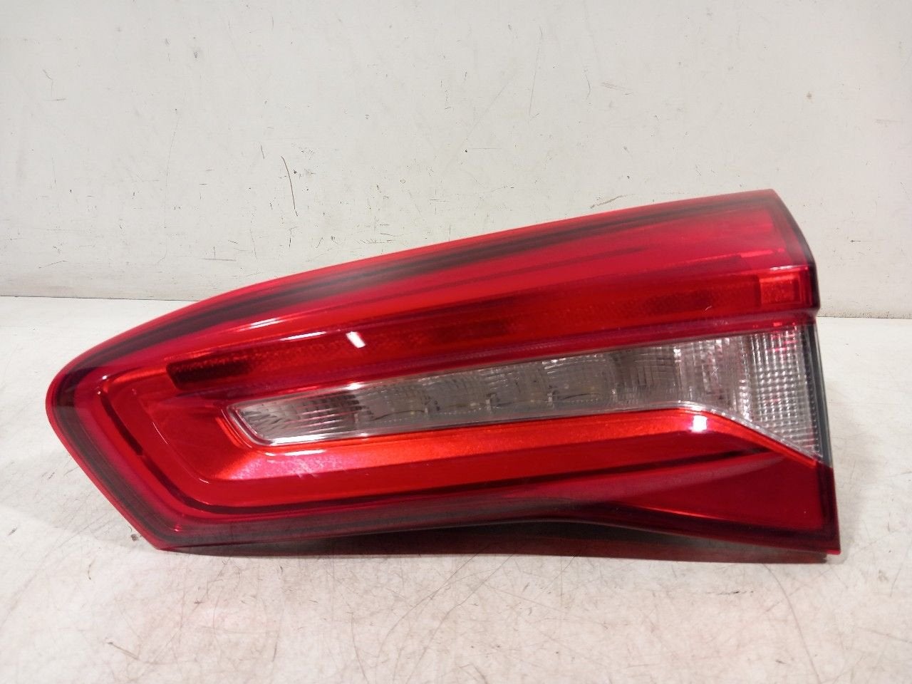 Achterlicht kofferdeksel achterklep rechts Ford Focus, Onderdelen@venauto.nl, Van der Ven Autorecycling B.V., Gebruikt, Ettenseweg 76, 4706 PB Roosendaal, The Netherlands