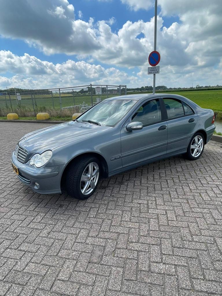 Mercedes-Benz C-Klasse 1.8 C180 Kompr Sedan 2006 Grijs, Auto's, Achterwielaandrijving, 1796 cc, Origineel Nederlands, 75 €/maand