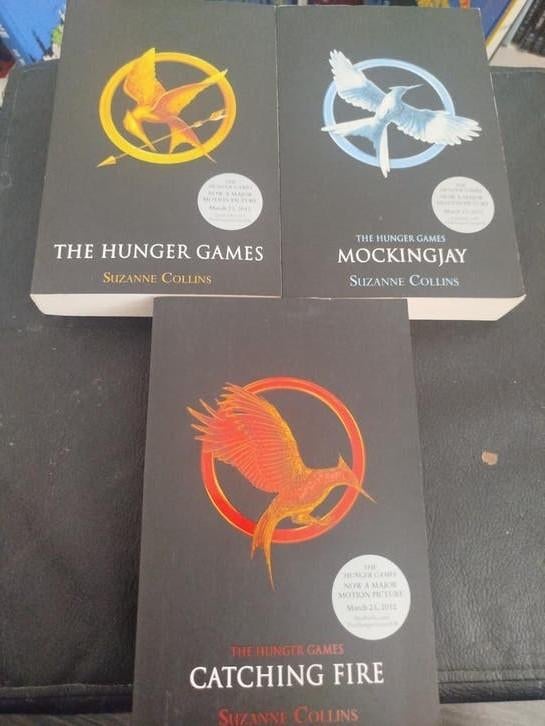 HUNGER GAMES TRILOGY PAPERBACK, Ophalen of Verzenden, Zo goed als nieuw, Suzanne Collins