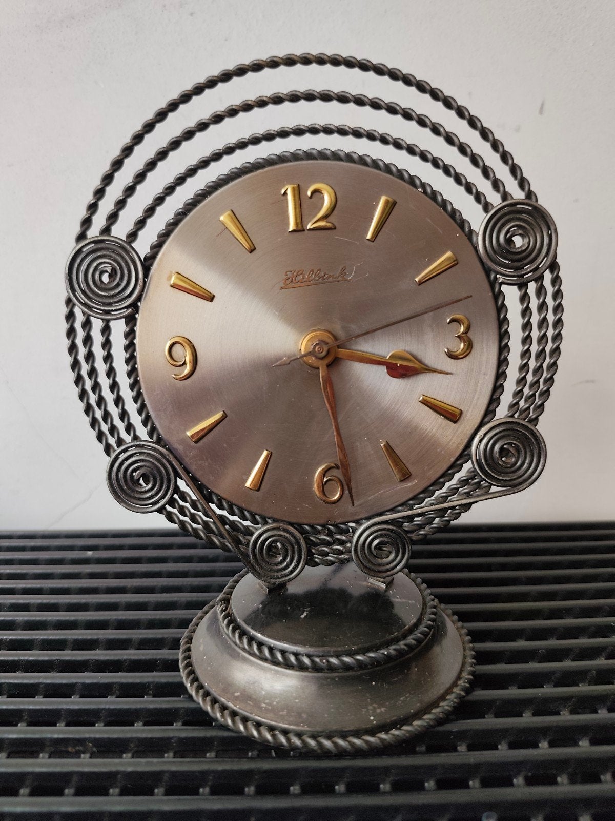 Hilbink midcentury elektrische ronde tafelklok, 22 cm hoog, Ophalen of Verzenden