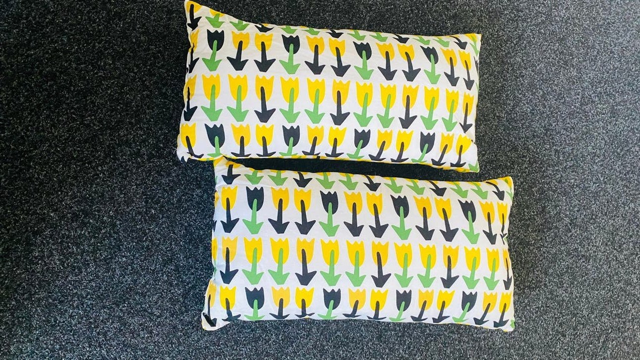 2 IKEA Tulpen kussens 60x30 cm, Ophalen of Verzenden, Zo goed als nieuw, Overige kleuren, Rechthoekig