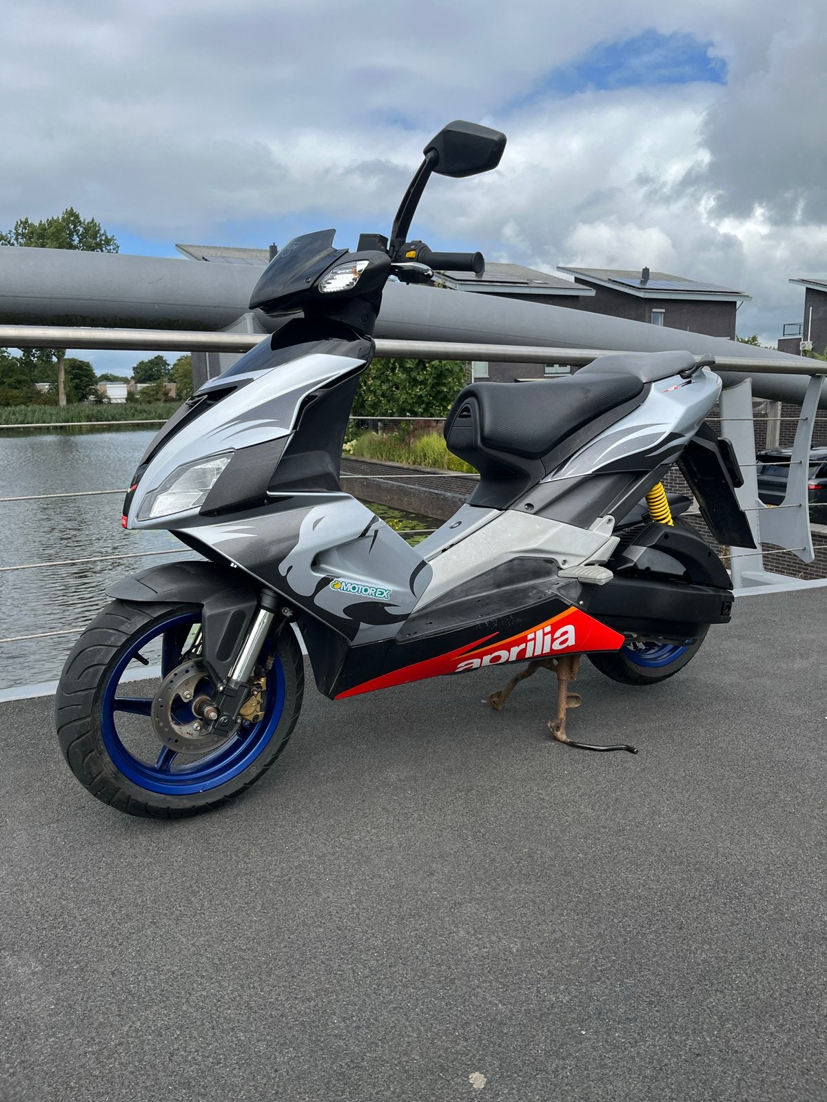 Aprilia SR 50 Factory 2-takt H2O - Zeer nette staat!, Fietsen en Brommers, Scooters | Aprilia, Tweetakt, Maximaal 45 km/u, SR 50