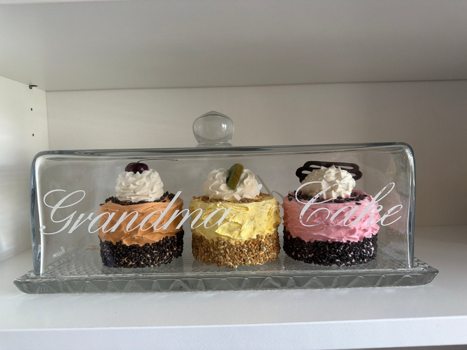 Glazen stolp met 3 decoratieve cupcakes, Ophalen, Zo goed als nieuw, Meerkleurig, Glas