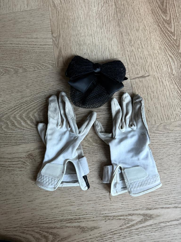 Wedstrijd handschoenen en haar clip paardrijden, Dieren en Toebehoren, Paarden en Pony's | Overige Paardenspullen, Ophalen, Zo goed als nieuw