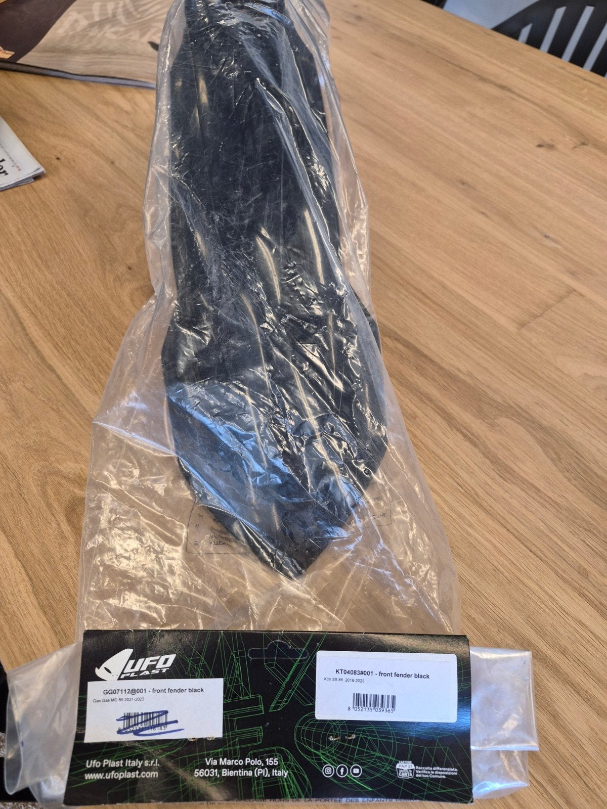 UFO Plast Zwart Voorspatbord - Nieuw in Verpakking, Motoren, Ophalen, Nieuw