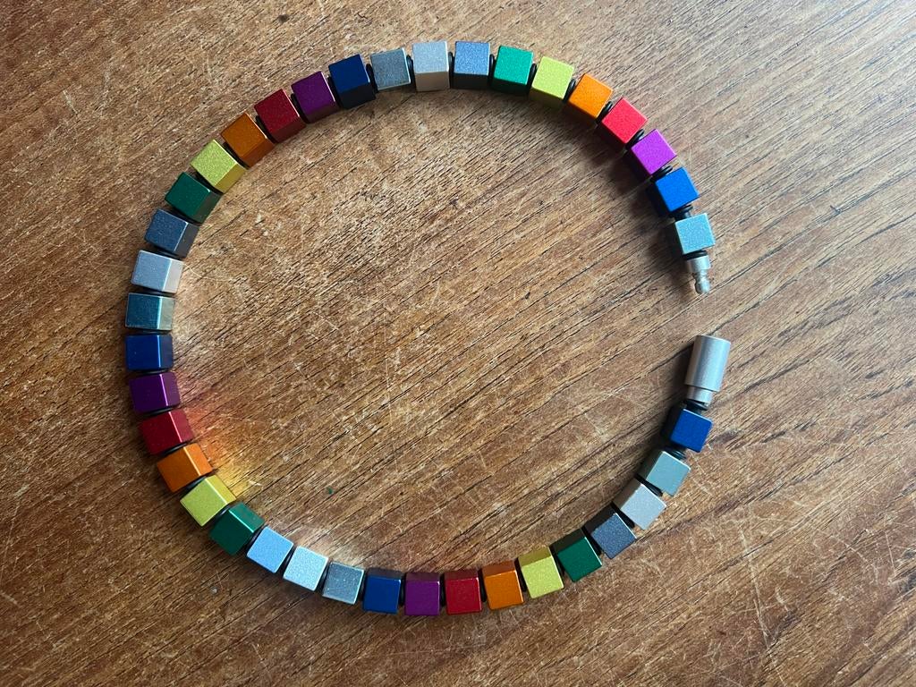 Apero - Ketting met kleurrijke blokjes, Sieraden, Tassen en Uiterlijk, Kettingen, Ophalen of Verzenden, Zo goed als nieuw, Overige kleuren