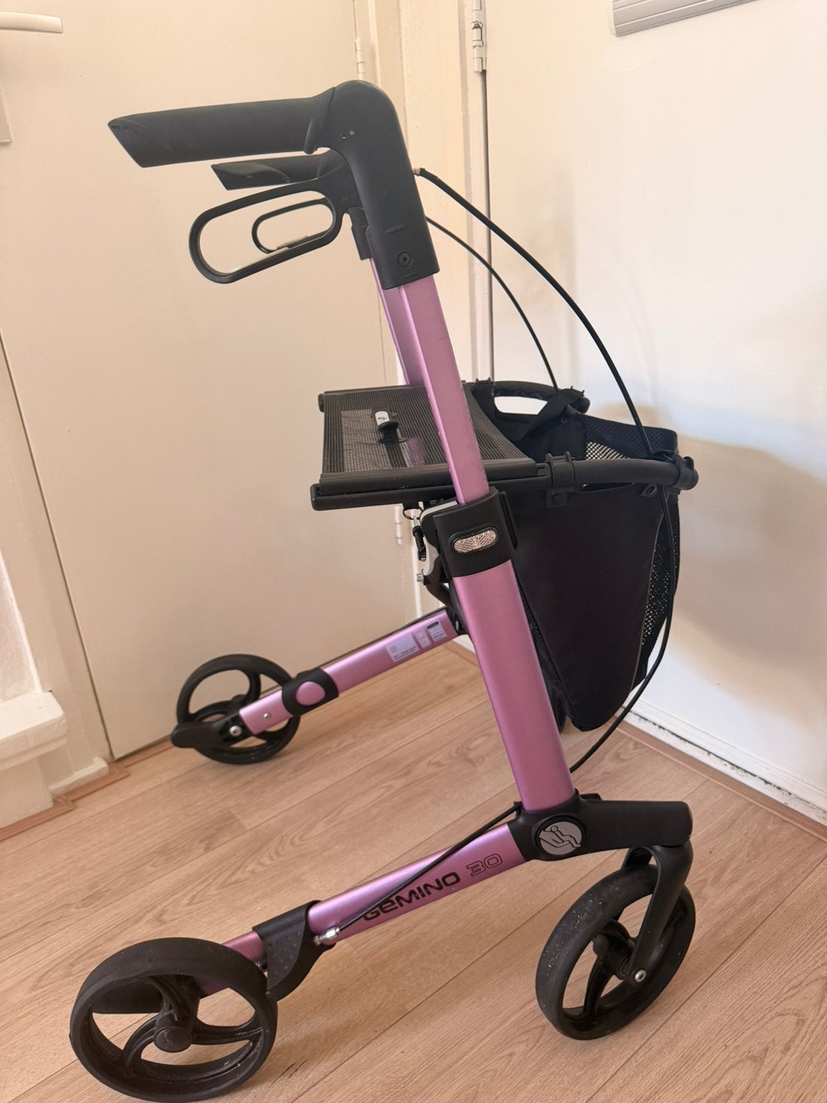 Gemino 30 rollator Pink/Roze, Diversen, Rollators, Ophalen of Verzenden, Zo goed als nieuw