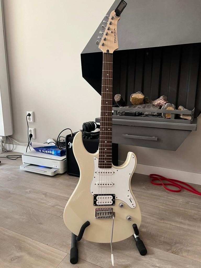 Yamaha Pacifica 112V, Fender Mustang LT25 and more, Met versterker, Zo goed als nieuw, Solid body, Ophalen