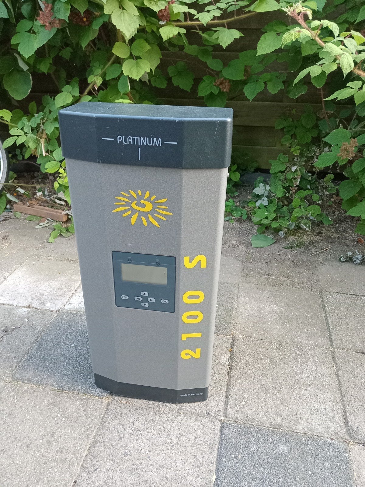 Omvormer voor sonnesysteem. 2500W made in Germanie, Doe-het-zelf en Verbouw, Elektra en Kabels, Ophalen, Gebruikt, Overige typen