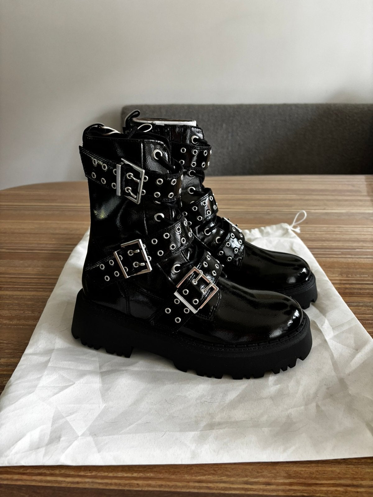 Stoere lak laarzen met gespen van Zara maat 36, Kleding | Dames, Schoenen, Zwart, Lage of Enkellaarzen, Nieuw, Ophalen of Verzenden