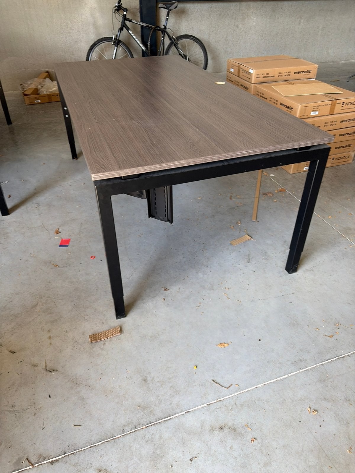 Modern bureau met kabelgoot - Ideaal voor thuiskantoor, Ophalen, Gebruikt, Metaal, Kabelgoot