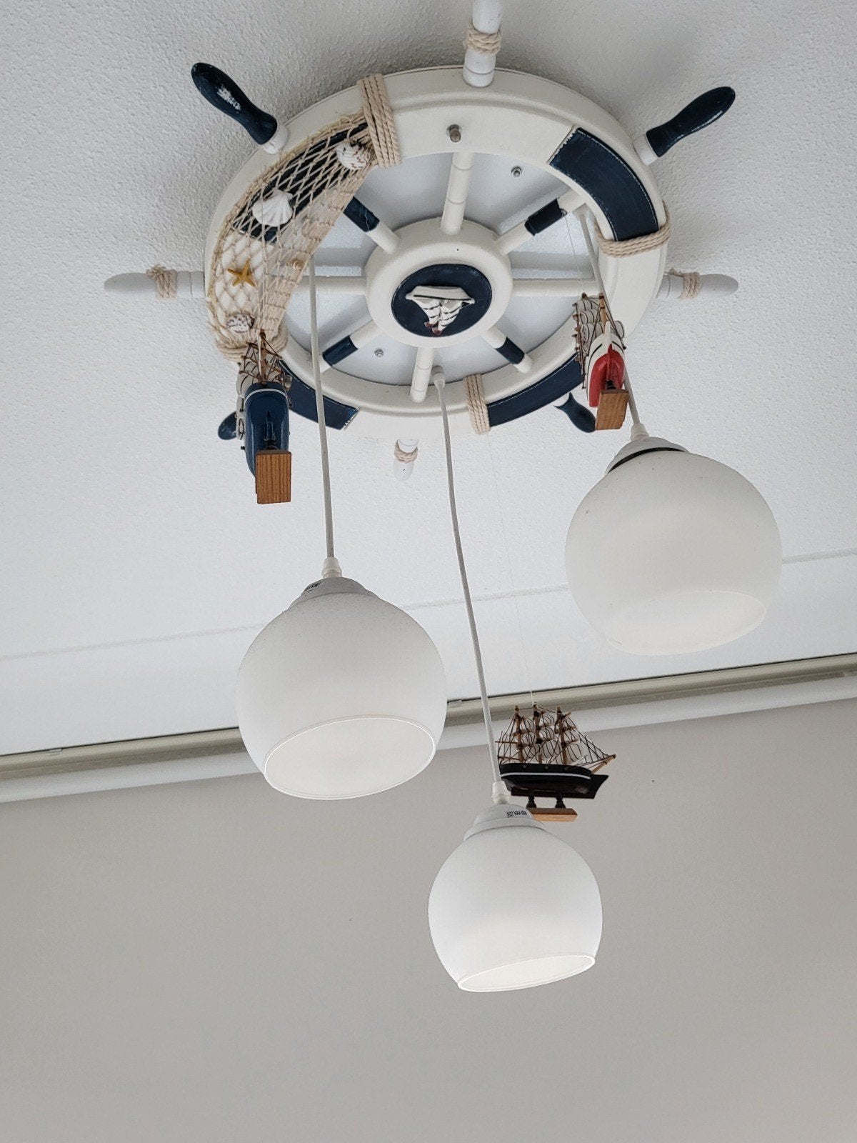 Nautische plafondlamp met stuurwiel en glazen bollen, Ophalen of Verzenden, Gebruikt, Glas, Wit