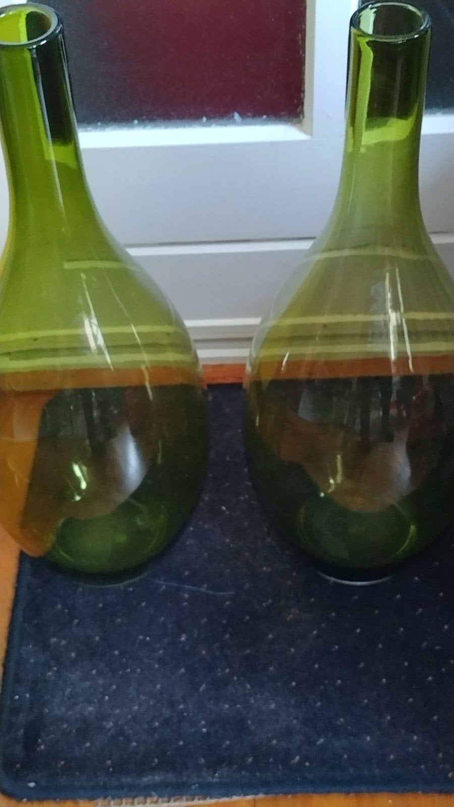 2 grote groene vazen flessen 62 cm hoog
Hals 5 cm
Buik omtre, Ophalen