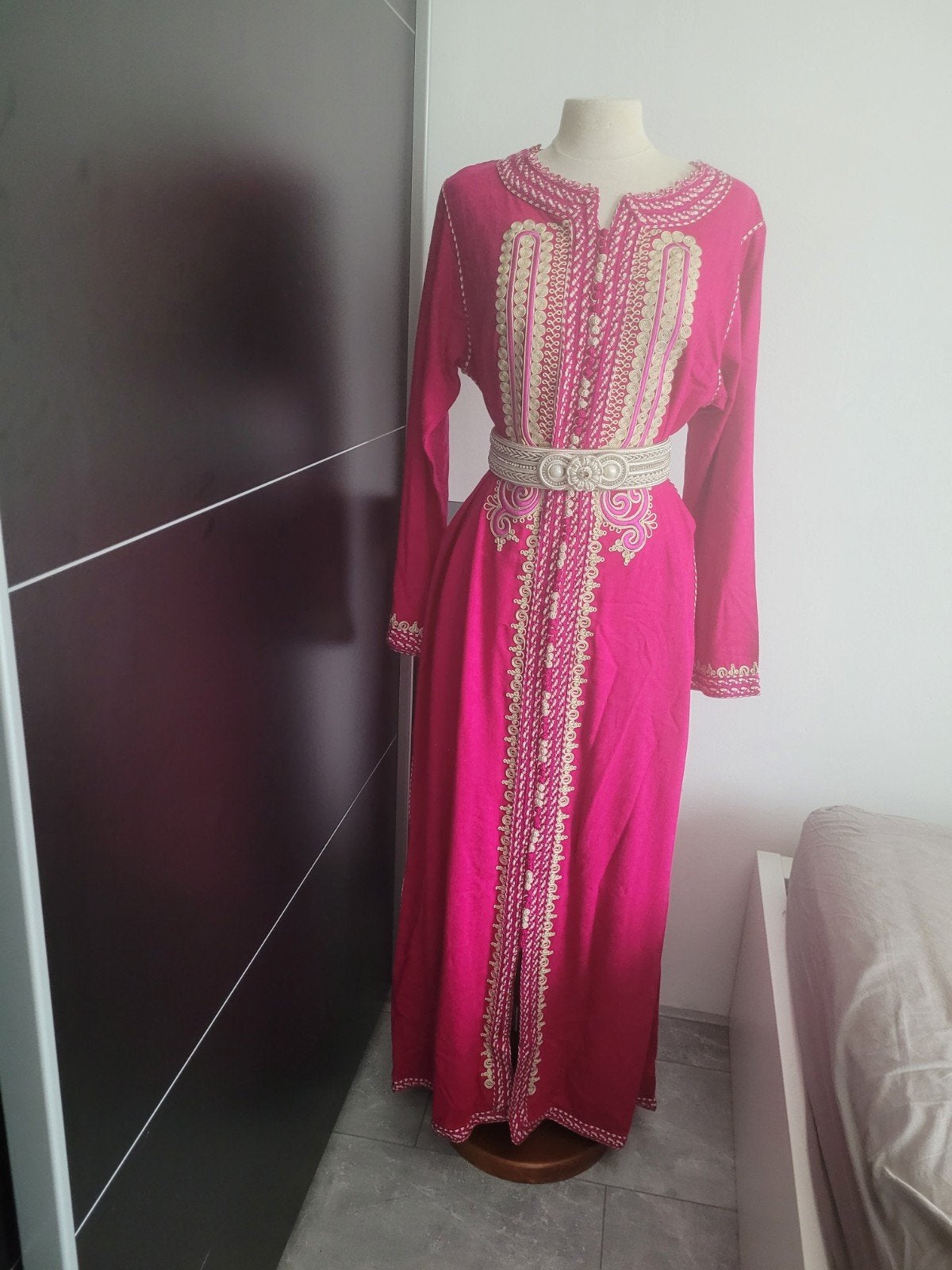 Prachtige roze kaftan met borduursels.maar M L, Maat 38/40 (M), Ophalen of Verzenden, Roze, Onder de knie