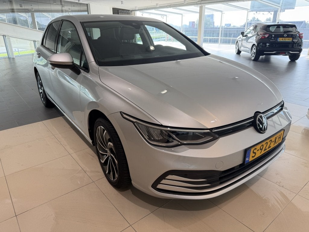 Volkswagen Golf 1.0 TSI Life (bj 2023), Gebruikt, Euro 6, Automatische klimaatregeling, 620 kg