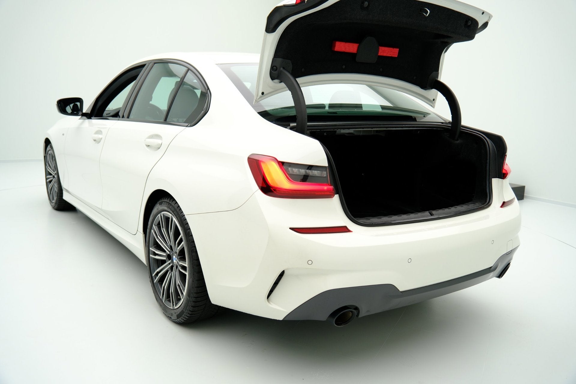 Foto 11 van BMW 3-serie 318i M Sport Aut. Navi|Leder-Alcantara|1e Eig|Pa