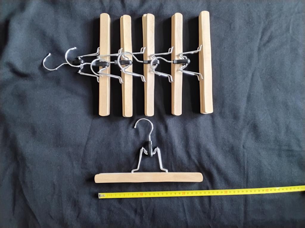 6 houten pantalon/rok hangers - 25 cm breed, Ophalen of Verzenden, Gebruikt, Hout, Volwassenen