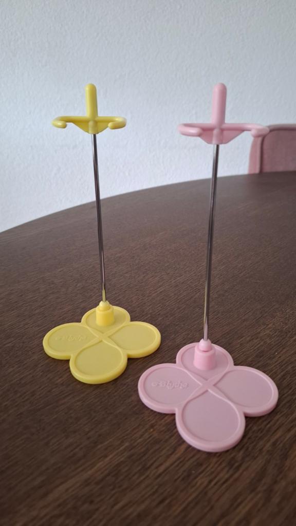 Blythe originele stands x2, Verzamelen, Poppen, Ophalen of Verzenden, Zo goed als nieuw, Kleertjes