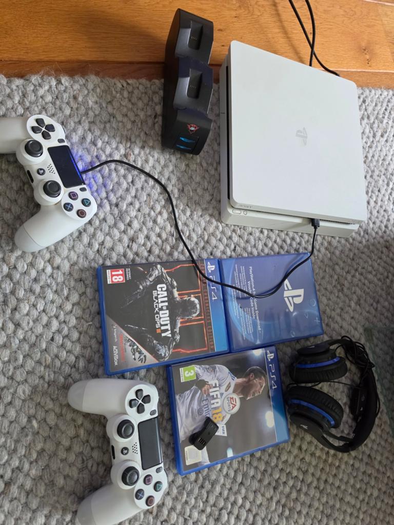 PS4 400GB met 2 controllers en (FIFA 18, CoD Black Ops, Verzenden, Zo goed als nieuw