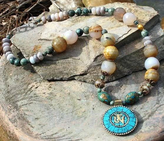 Prachtige ketting gemaakt van Turkoois en Jade met mooi amul, Overige kleuren, Nieuw, Ophalen of Verzenden, Steen of Mineraal