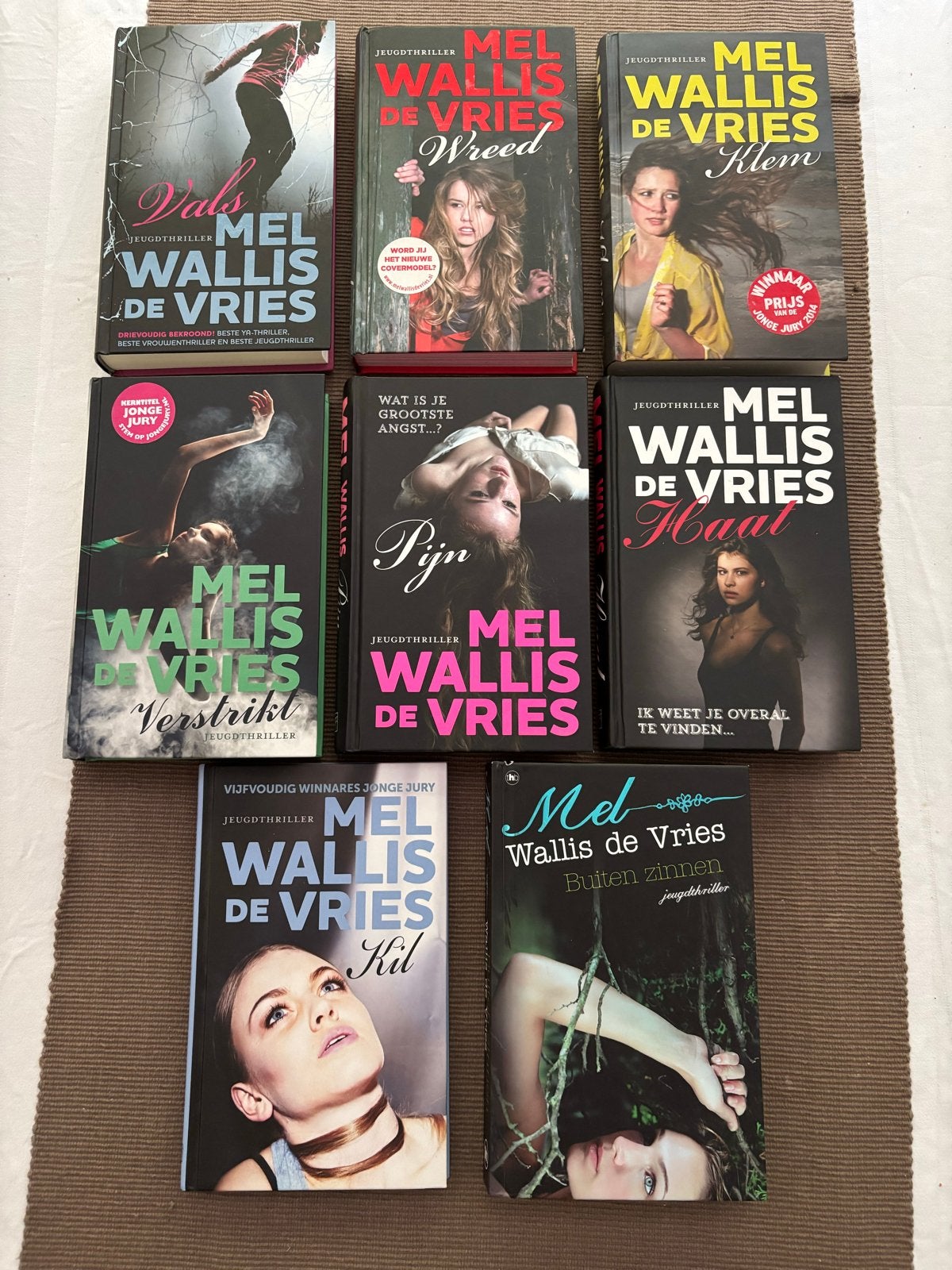 Mel Wallis de Vries boeken - 8 jeugdthrillers hardcover set!, Ophalen of Verzenden, Zo goed als nieuw