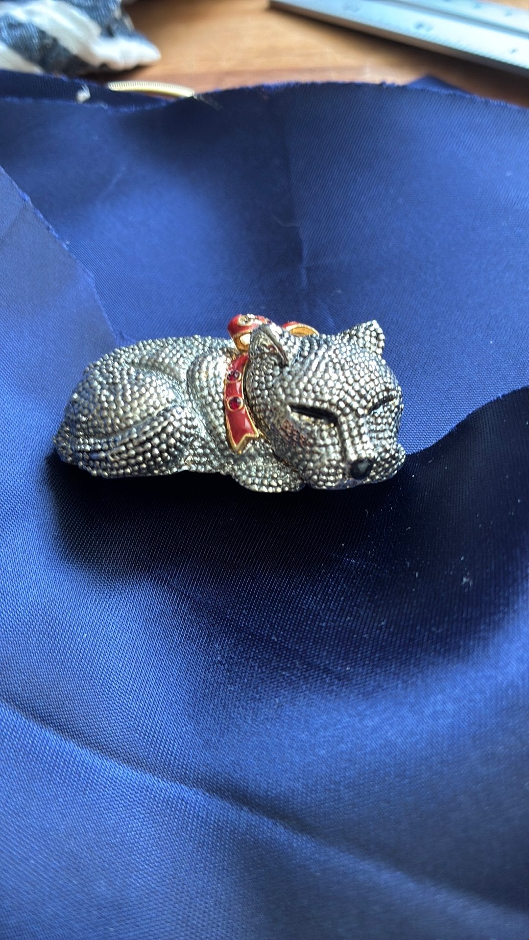 Vintage broche kat met rode strik  in Rucinni stijl, Met kristal, Overige materialen, 4 tot 7 cm, Gebruikt