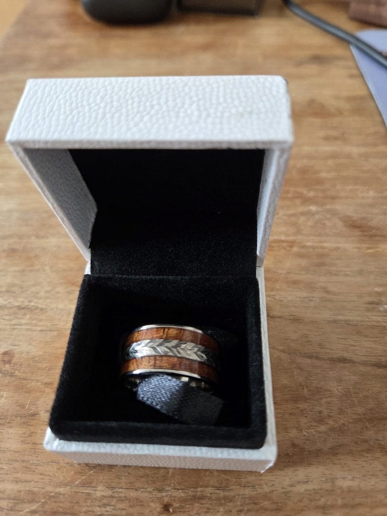 Titanium Maile Chevron Ring [12mm width] Hawai'i Koa Wood, 20 of groter, Heer, Nieuw, Zilver