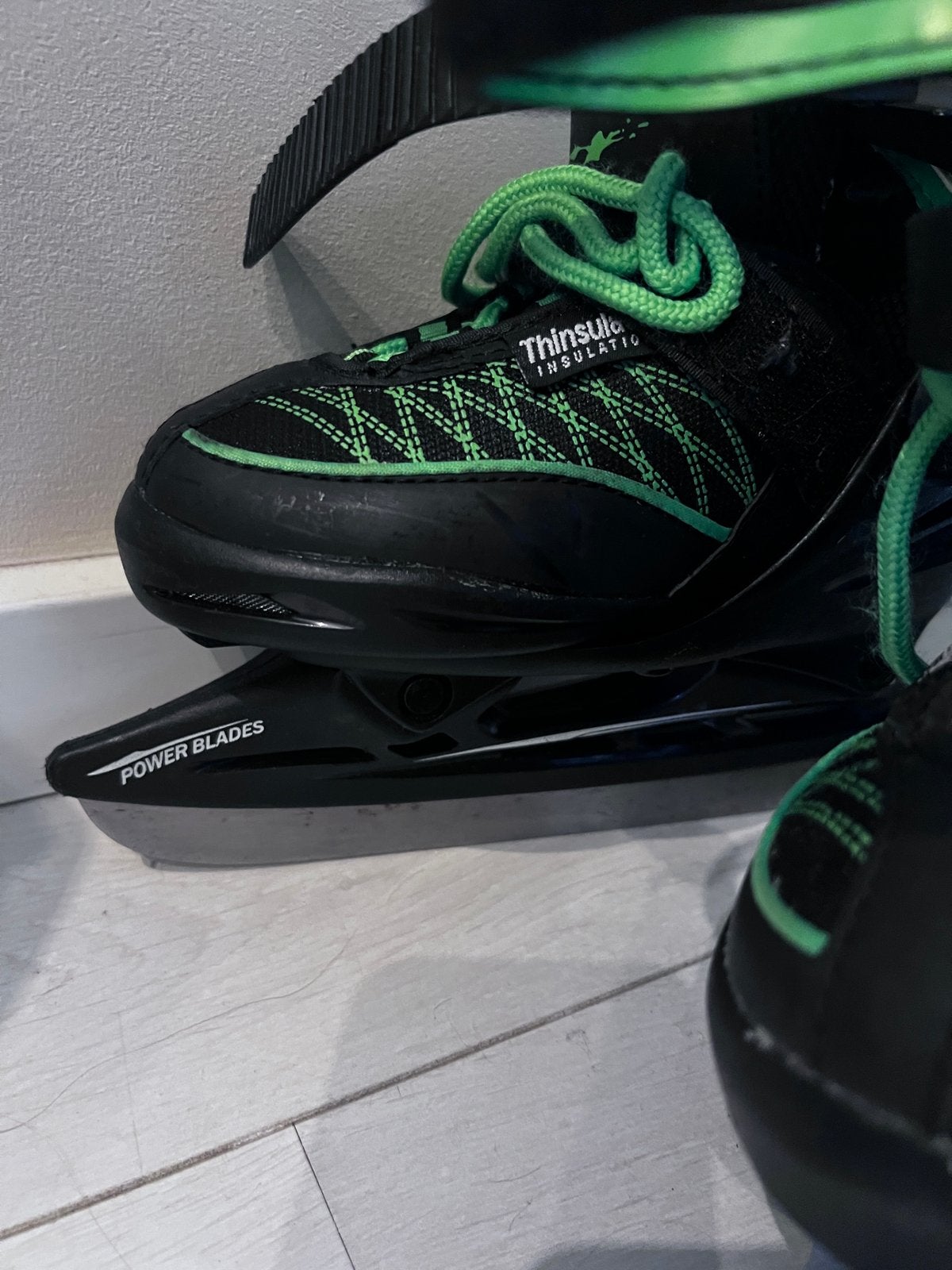 Verstelbare Kinderschaatsen Zwart/Groen Maat 29-33, Sport en Fitness, Schaatsen, Ophalen of Verzenden, Gebruikt, IJshockeyschaatsen