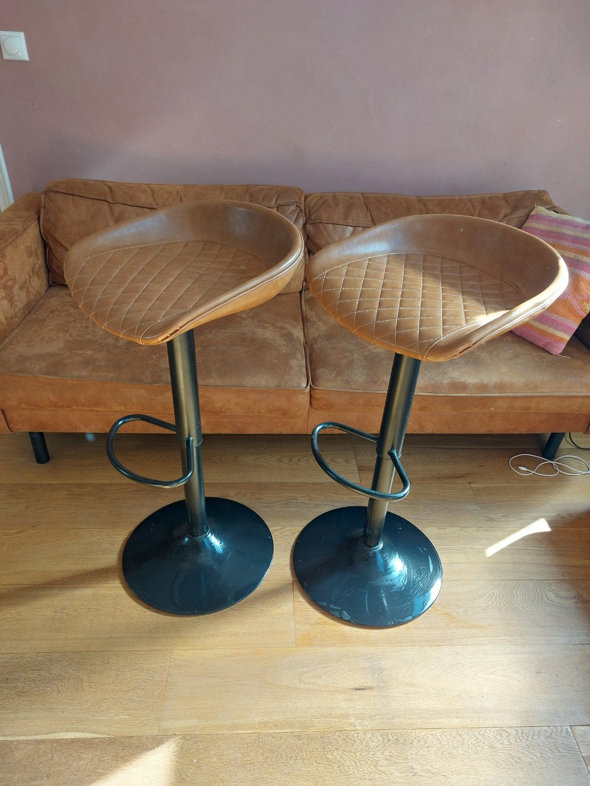 Set van 2 verstelbare barkrukken met cognac kleurige zitting, Ophalen, Gebruikt, 60 tot 90 cm, In hoogte verstelbaar